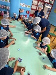 Atividade de culinária na Educação Infantil desenvolve cooperação e coordenação motora