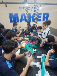 Os alunos do Ensino Fundamental II e Ensino Médio celebraram o Dia Nacional do Folclore com arte e pesquisa.