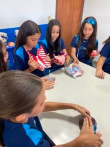 Os alunos do 5º ano A, B e C exploraram o corpo humano no Laboratório de Anatomia.