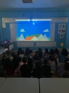 O 1º e 2º período participaram de um Encontrinho com Jesus sobre o sal da terra e a luz do mundo.