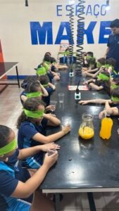 O 1º ano explorou os sentidos em uma degustação de sucos.