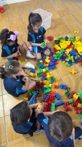 O 1º Período explorou a criatividade e o trabalho em equipe com blocos de montar.